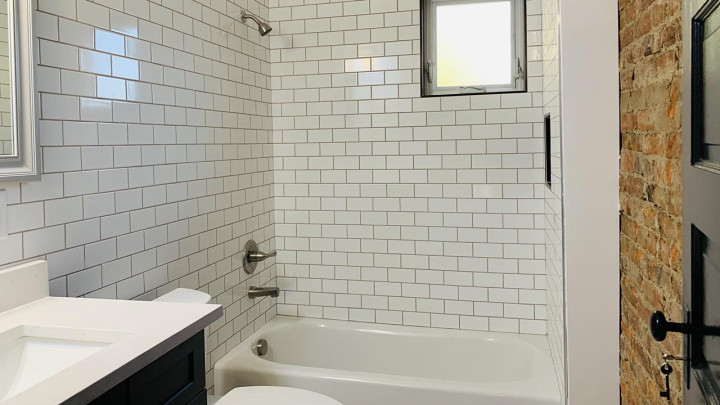 Bathroom with tile walling